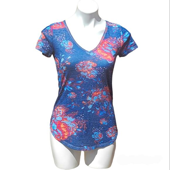 FREE with bundle! Mudd floral v neck tee size XS - Picture 1 of 8